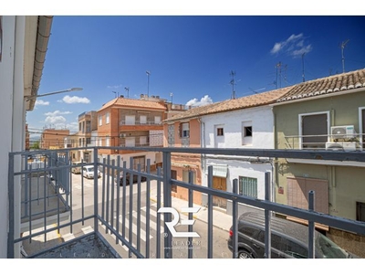 ¡ACOGEDORA CASA EN EL CENTRO DE CARLET CON TERRACITA Y BALCÓN!