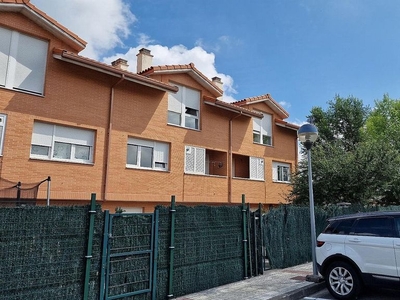 Alquiler de piso en Penagos de 2 habitaciones con terraza y piscina