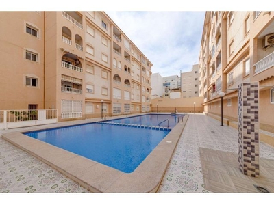 Apartamento de 2 dormitorios con piscina en Torrevieja (Playa Del Cura)
