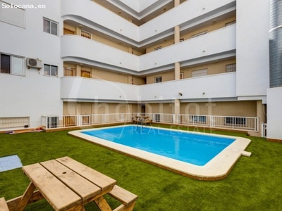 Apartamento en planta baja con terraza y piscina comunitaria a la venta en Los