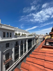 Ático en alquiler en Sol de 2 habitaciones con terraza y garaje