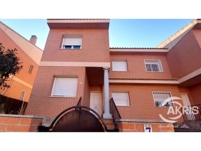 CHALET PAREADO EN UGENA CON 4 DORMITORIOS. ¡¡VIVIENDA OKUPADA, NO SE PUEDE VISITAR!!