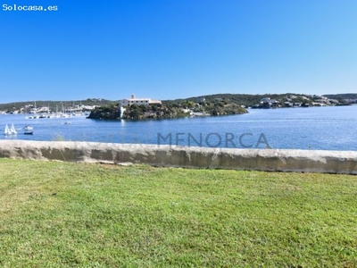 Duplex de 2 dormitorios y piscina en primera línea de mar en Es Castell