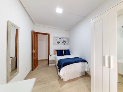 Habitaciones en C/ TORTOSA, Madrid Capital por 550€ al mes