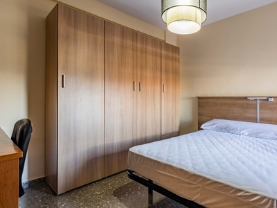 Sweet room en apartamento de 5 dormitorios en alquiler en Campanar, Valencia