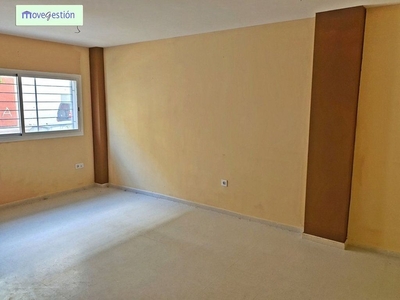 Venta de piso en Ubrique de 3 habitaciones con garaje y ascensor