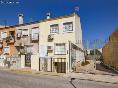 Vivienda adosada tipo dúplex con garaje en sótano a la venta en Los Montesinos,