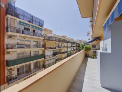 Apartamento de tres dormitorios completamente renovado, ubicado a 250 metros de Playa Arenal Bol e incluido es un enorme garaje subterráneo de 33m2. Venta Calpe Pueblo