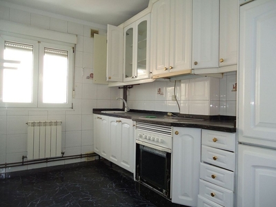Piso en venta en Milán - Pumarín - Teatinos de 3 habitaciones con calefacción
