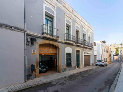 Venta Casa adosada en Calle Melchor de Évora Badajoz. Buen estado plaza de aparcamiento con terraza 122 m²