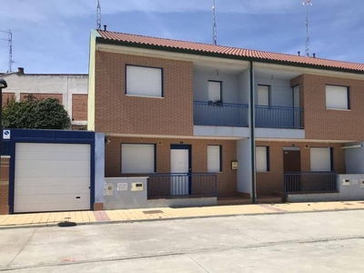 Venta Casa adosada en Calle Ramon y Cajal Nava del Rey. Buen estado plaza de aparcamiento con balcón calefacción central 133 m²