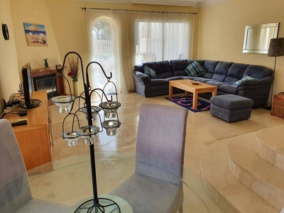 Venta Casa pareada en Calle de Inglaterra 20 Benalmádena. Muy buen estado con terraza calefacción individual 155 m²