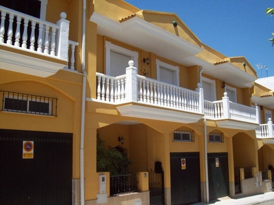 Venta Chalet en Calle Fernando el Catolico Linares. Muy buen estado plaza de aparcamiento con balcón calefacción central