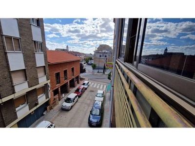 Venta Piso Ciudad Rodrigo. Piso de cuatro habitaciones en Calle ALBENIZ. Buen estado segunda planta con balcón