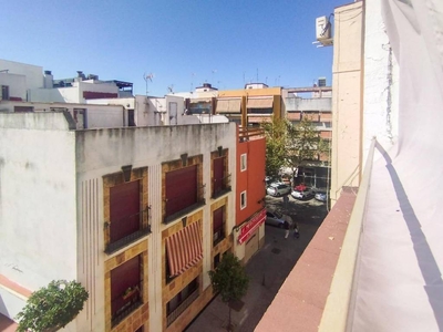 Venta Piso Córdoba. Piso de cuatro habitaciones en Avenida de los Almogávares 72. Tercera planta con terraza