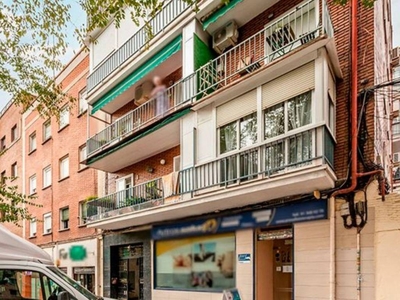 Venta Piso en Calle del Lago Constanza. Madrid. A reformar