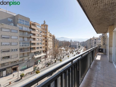 Venta Piso Granada. Piso de cuatro habitaciones en Acera Del Darro 2. Cuarta planta con terraza