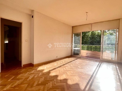 Venta Piso Madrid. Piso de tres habitaciones A reformar primera planta con terraza calefacción individual