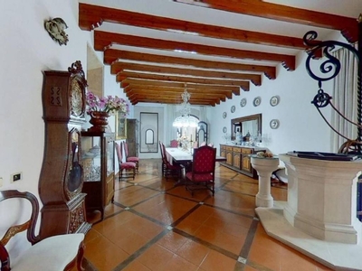 Alquiler Casa adosada en Calle de Santa Barbara Campos. Buen estado plaza de aparcamiento con balcón calefacción central 979 m²