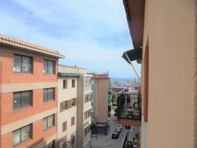 Alquiler Piso Mataró. Piso de tres habitaciones Cuarta planta con balcón