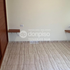 Apartamento en venta. Cerca del autopista, dormitorios grandes, reformado, nueva pintura, plaza de garaje cerca de la iglesia y de tiendas.