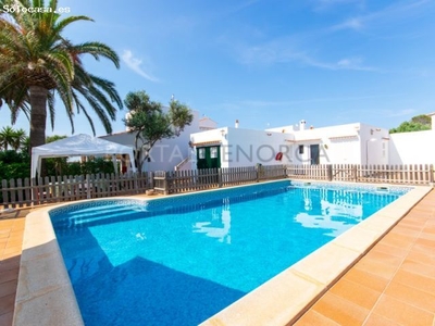 Chalet en venta con piscina y licencia turística en Cala n Bosch