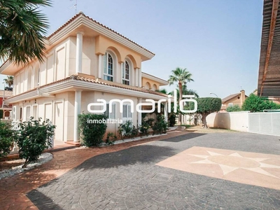 Venta Casa pareada en Calle Campoamor L'Eliana. Muy buen estado con terraza 978 m²