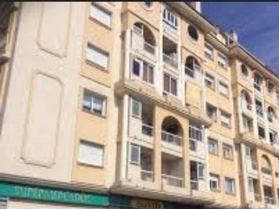 Venta Piso Fuengirola. Piso de tres habitaciones en Calle Lanzarote. A reformar primera planta con terraza