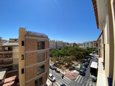 Venta Piso Málaga. Piso de tres habitaciones en Lorenzo Silva. Cuarta planta con balcón