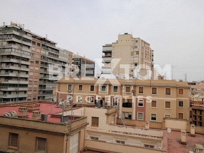 Alquiler de piso en Centro - Murcia de 5 habitaciones con terraza y balcón