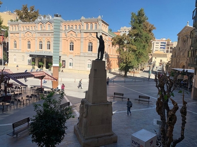 Alquiler de piso en plaza Julián Romea de 4 habitaciones con garaje y balcón