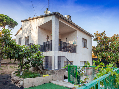 ¡Bienvenidos a un rincón de ensueño en la hermosa casa en la urbanización Terra Brava de Tordera! Venta Tordera