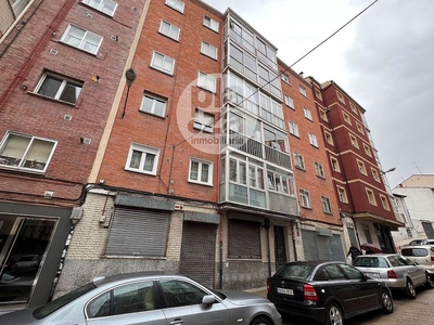 Piso en alquiler en Centro - Burgos de 2 habitaciones con terraza y muebles