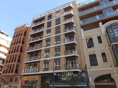 Piso en venta en calle Zaragoza de 6 habitaciones con terraza y balcón