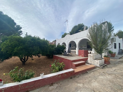 Venta de casa con piscina y terraza en Llíria, Urb. Chuliesa