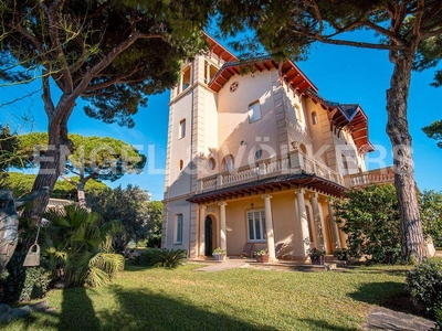 Alquiler Casa adosada en Passeig del Marques de Casa Riera Sant Vicenç de Montalt. Plaza de aparcamiento con balcón 664 m²