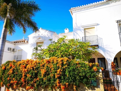 Alquiler Casa pareada en Avenida la Constitución Nerja. Muy buen estado plaza de aparcamiento con terraza 220 m²