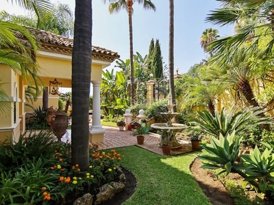 Chalet fantástico y único palacete en benahavis con vistas panorámicas a la costa en Benahavís