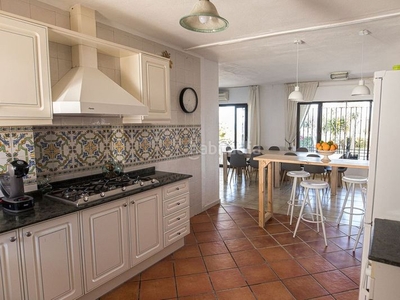 Chalet villa en venta 7 habitaciones 6 baños. en Río Real Marbella