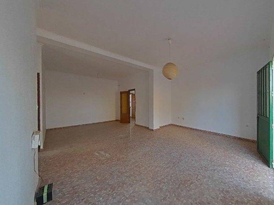 Venta Piso Carrión de los Céspedes. Piso de tres habitaciones