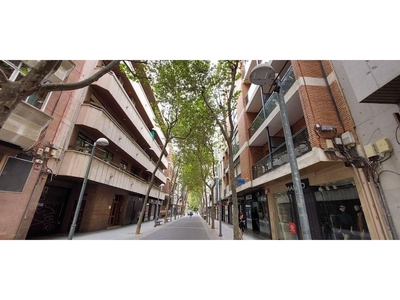 Venta Piso Ciudad Real. Piso de cuatro habitaciones en Calle Ramón y Cajal. A reformar primera planta con balcón