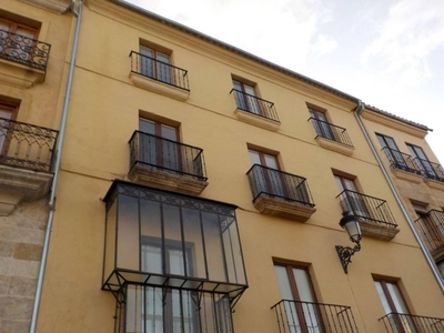 Venta Piso Ciudad Rodrigo. Piso de tres habitaciones en Plaza MAYOR 11. Buen estado primera planta con terraza