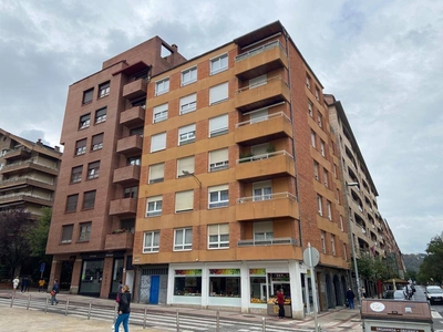 Venta Piso Durango. Piso de tres habitaciones en Askatasun Etorbidea. Primera planta con balcón