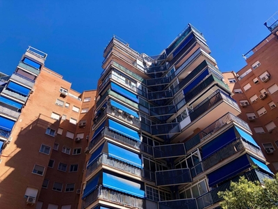 Venta Piso Fuenlabrada. Piso de cuatro habitaciones en Calle Nuevo Versalles 237. A reformar décima planta con terraza