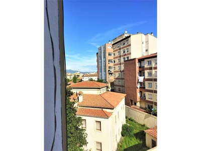 Venta Piso Girona. Piso de tres habitaciones en Avenida SANT NARCIS. Buen estado tercera planta con balcón