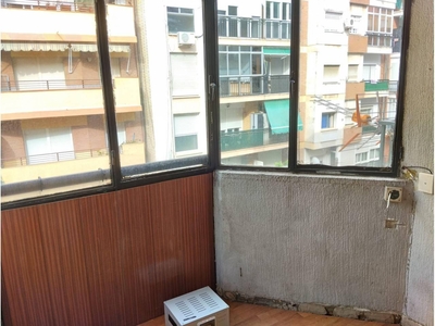Venta Piso Huelva. Piso de tres habitaciones en Avenida José Fariña. A reformar tercera planta con balcón
