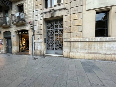 Venta Piso Tarragona. Piso de tres habitaciones en Calle rambla nova. A reformar sexta planta