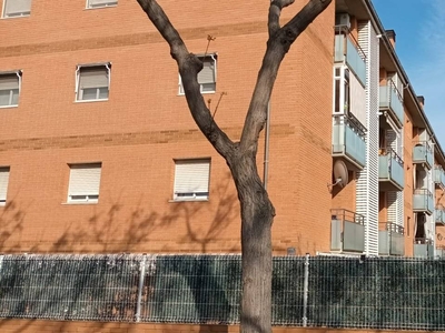 Venta Piso Tarragona. Piso de tres habitaciones en Carrer Baró Pierre de Coubertain 30. A reformar plaza de aparcamiento