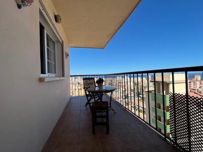 Apartamento en venta. Apartamento de 2 dormitorios con estupendas vistas panorámicas a Fuengirola, al mar y a la montaña. Garaje privado.