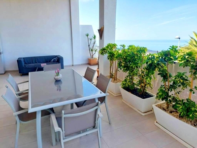 Apartamento en venta. Gran terraza con vistas espectaculares al mar, tiene parking libre, cocina de verano, ducha en terraza